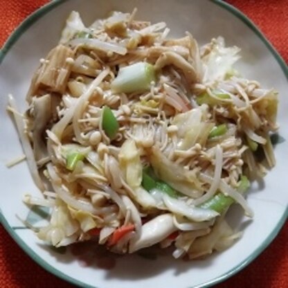 残っていた野菜を色々入れて調味料多めで作ってみました。野菜がたくさん摂れて美味しかったです。ごちそうさまでした。